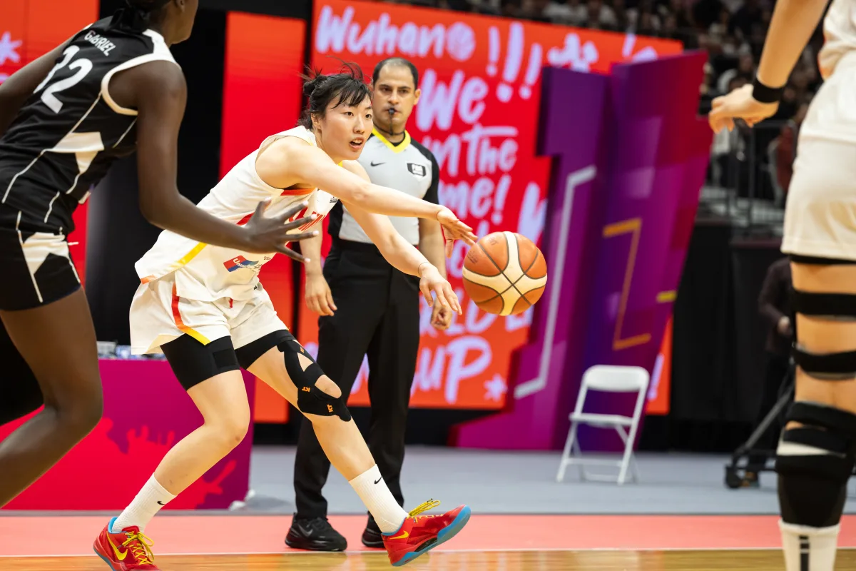 星空链官网-在场赢24分！中国女篮24岁1米86王牌闪耀：李梦替身变3D悍将